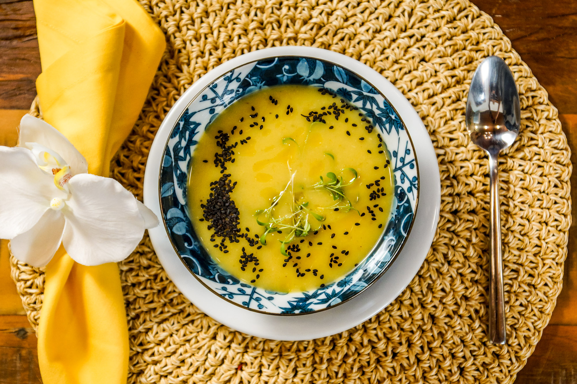 Sopa de abobrinha com gergelim preto